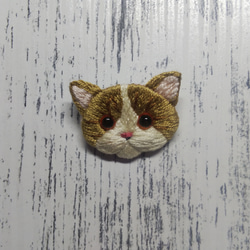 茶白猫ちゃん「短毛」　刺繍ブローチ 2枚目の画像