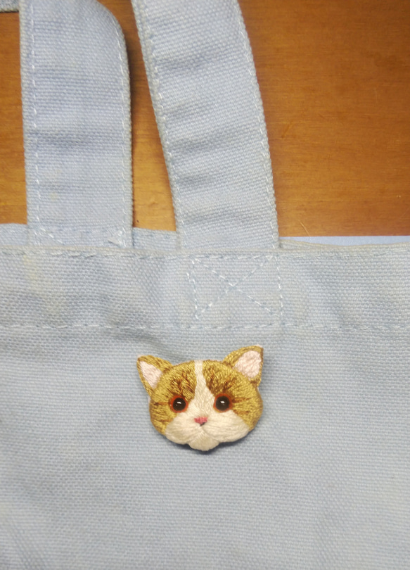 茶白猫ちゃん「短毛」　刺繍ブローチ 5枚目の画像