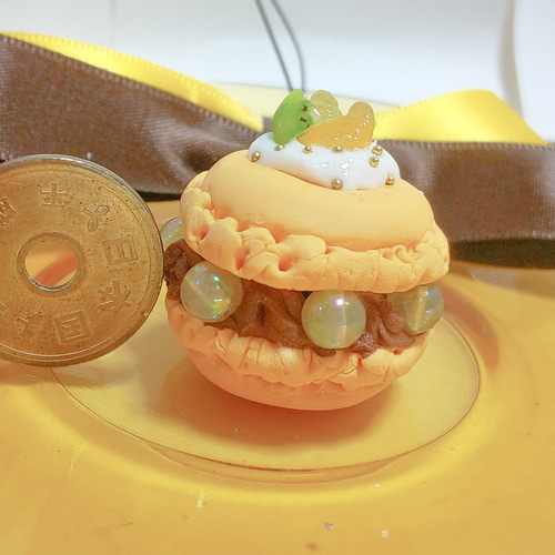秋色のフルーツマカロン&ハロウィーンケーキのストラップセット