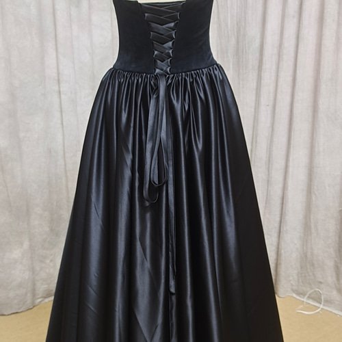 ブラック チューブトップ ウエディングドレス ドレス ウララ — 花嫁の