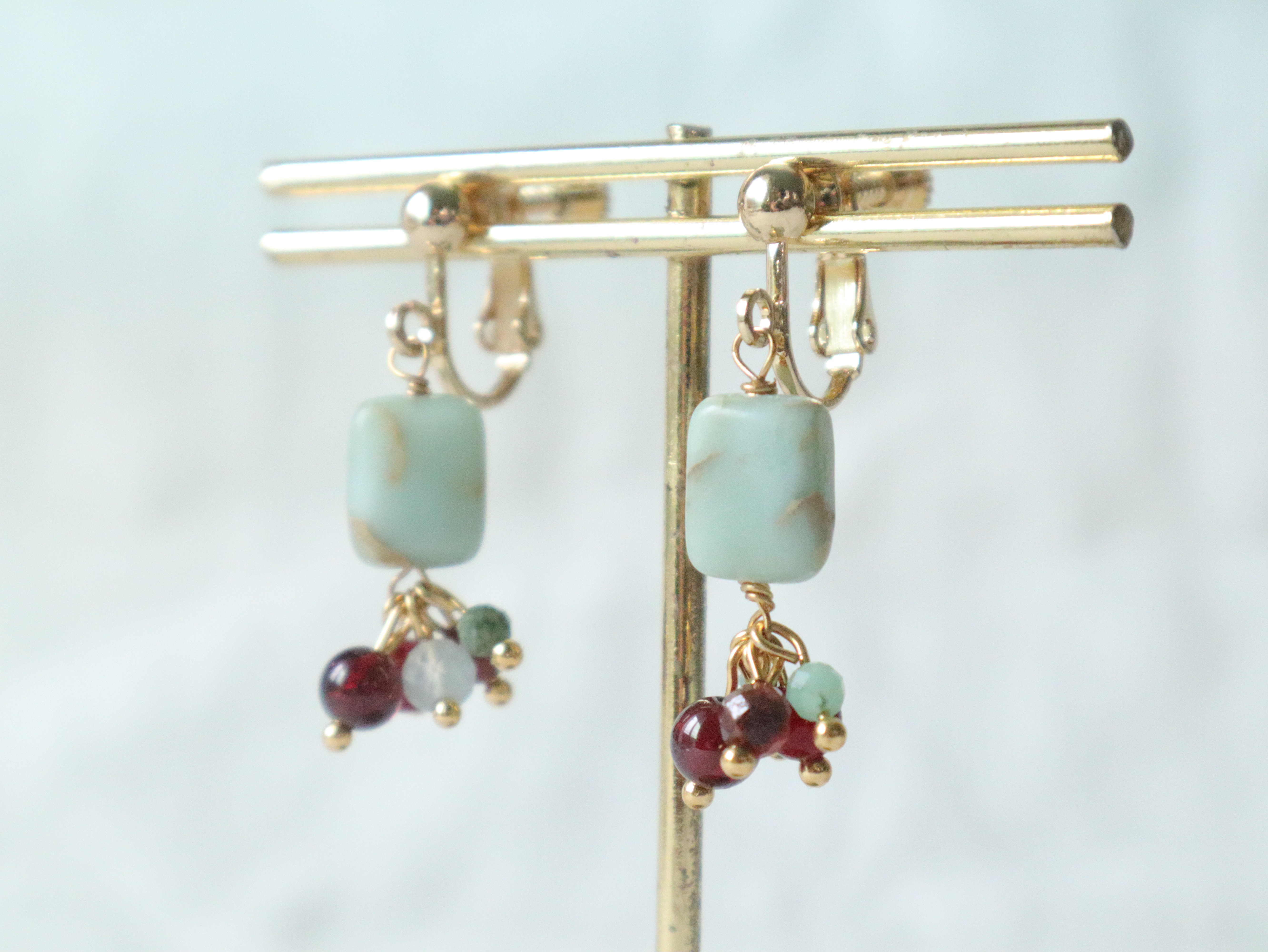 北欧カラーの天然石お守りイヤリング　くすみカラー　ニュアンス　エメラルド　ガーネット　牡羊座 星座　1月　5月誕生石