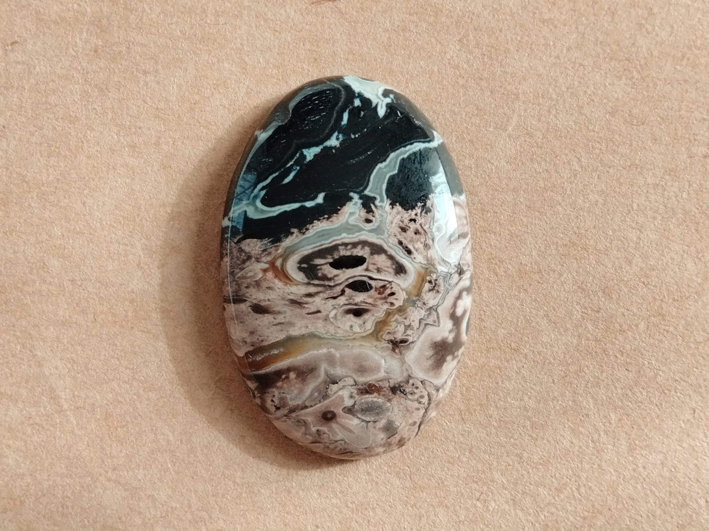 ブラックのクロスとパームルートアゲート