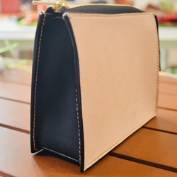 スタイリッシュにコモノを収納 スクエアポーチ  Mサイズ 栃木レザー使用 ベージュ 3枚目の画像