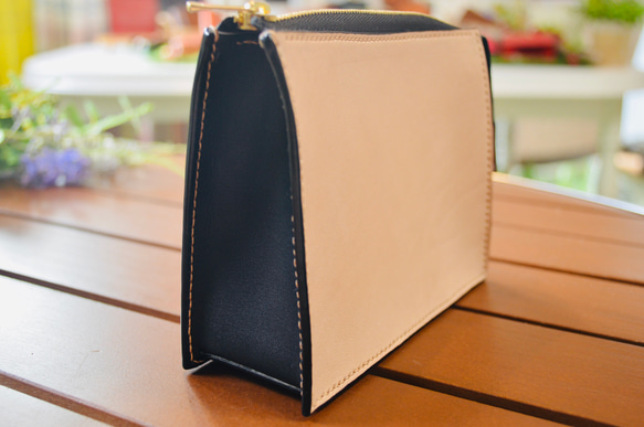 スタイリッシュにコモノを収納 スクエアポーチ  Mサイズ 栃木レザー使用 ベージュ 3枚目の画像