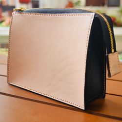 スタイリッシュにコモノを収納 スクエアポーチ  Mサイズ 栃木レザー使用 ベージュ 2枚目の画像
