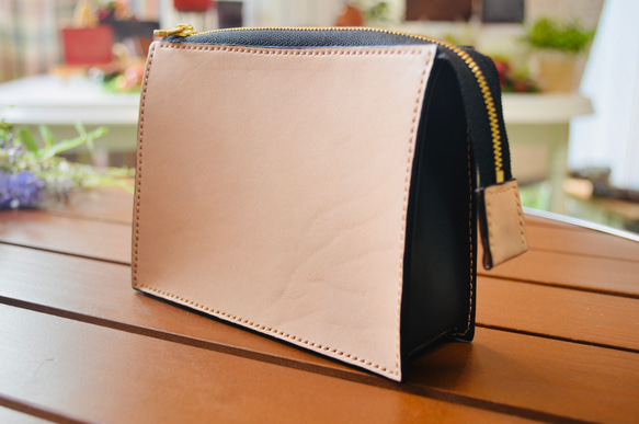 スタイリッシュにコモノを収納 スクエアポーチ  Mサイズ 栃木レザー使用 ベージュ 2枚目の画像