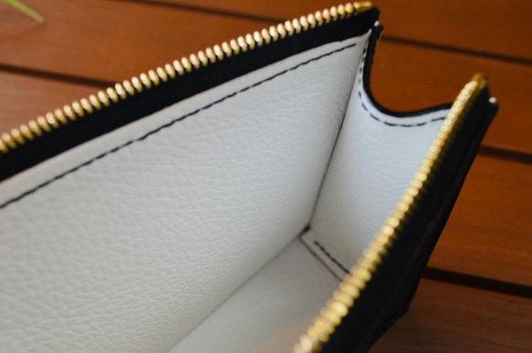 スタイリッシュにコモノを収納 スクエアポーチ  Mサイズ 栃木レザー使用 ベージュ 4枚目の画像