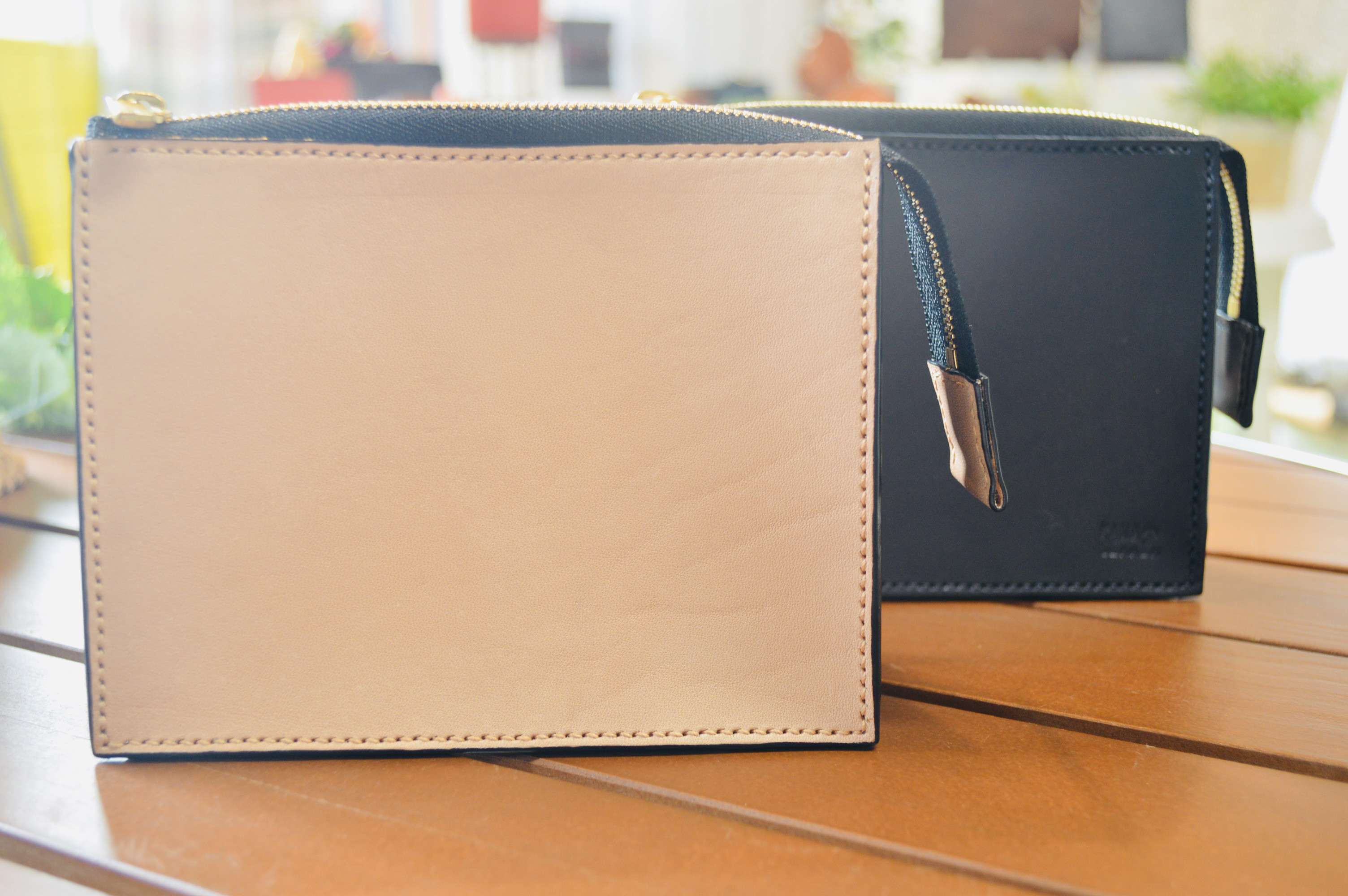 スタイリッシュにコモノを収納 スクエアポーチ  Mサイズ 栃木レザー使用 ベージュ