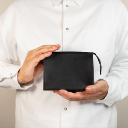 スタイリッシュにコモノを収納 スクエアポーチ  Mサイズ 栃木レザー使用 ベージュ 5枚目の画像