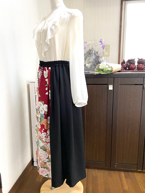 反物　絹　黒絹反物と友禅染　スカート　着物リメイク　黒　赤花柄　Aライン　171 4枚目の画像
