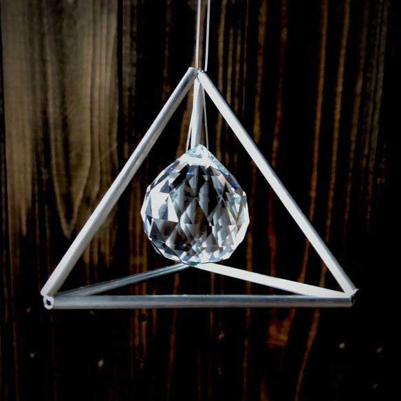 ヒンメリ★ミニサイズピラミッドサンキャッチャー 1個 野外使用可なアルミ製　幾何学オブジェ　シルバー　クリスマスオーナメ 1枚目の画像
