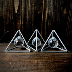 ヒンメリ★ミニサイズピラミッドサンキャッチャー 1個 野外使用可なアルミ製　幾何学オブジェ　シルバー　クリスマスオーナメ 3枚目の画像
