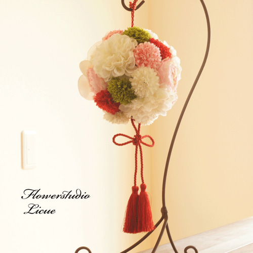 胡蝶蘭の和風ボールブーケ(赤&白&グリーン&桃）お着物に合わせて