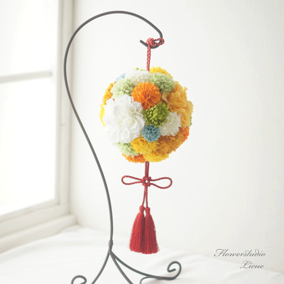 ダリアとマムの和風のボールブーケ(白&オレンジ&黄&水色） ブーケ