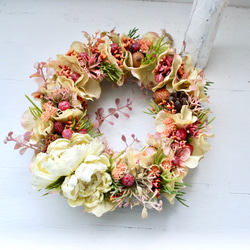 every month Wreath：Imaginary folklore 花刺繍のリース/紫陽花とラナンキュラス 1枚目の画像