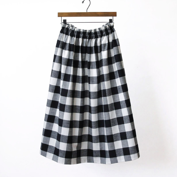 上品で大人な色合い ブロックチェック ギャザースカート（モノトーン）白 × 黒 ポケット 4枚目の画像