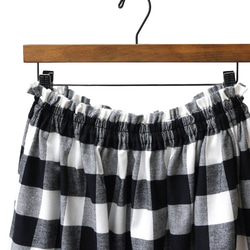 上品で大人な色合い ブロックチェック ギャザースカート（モノトーン）白 × 黒 ポケット 6枚目の画像