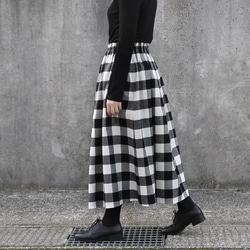 上品で大人な色合い ブロックチェック ギャザースカート（モノトーン）白 × 黒 ポケット 2枚目の画像