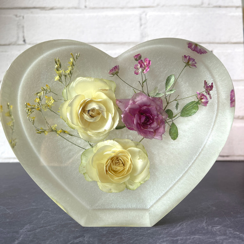 本物のバラが輝くハート型のレジンフラワーアート/インテリア置物/結婚