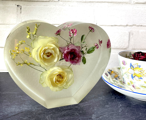 本物のバラが輝くハート型のレジンフラワーアート/インテリア置物/結婚