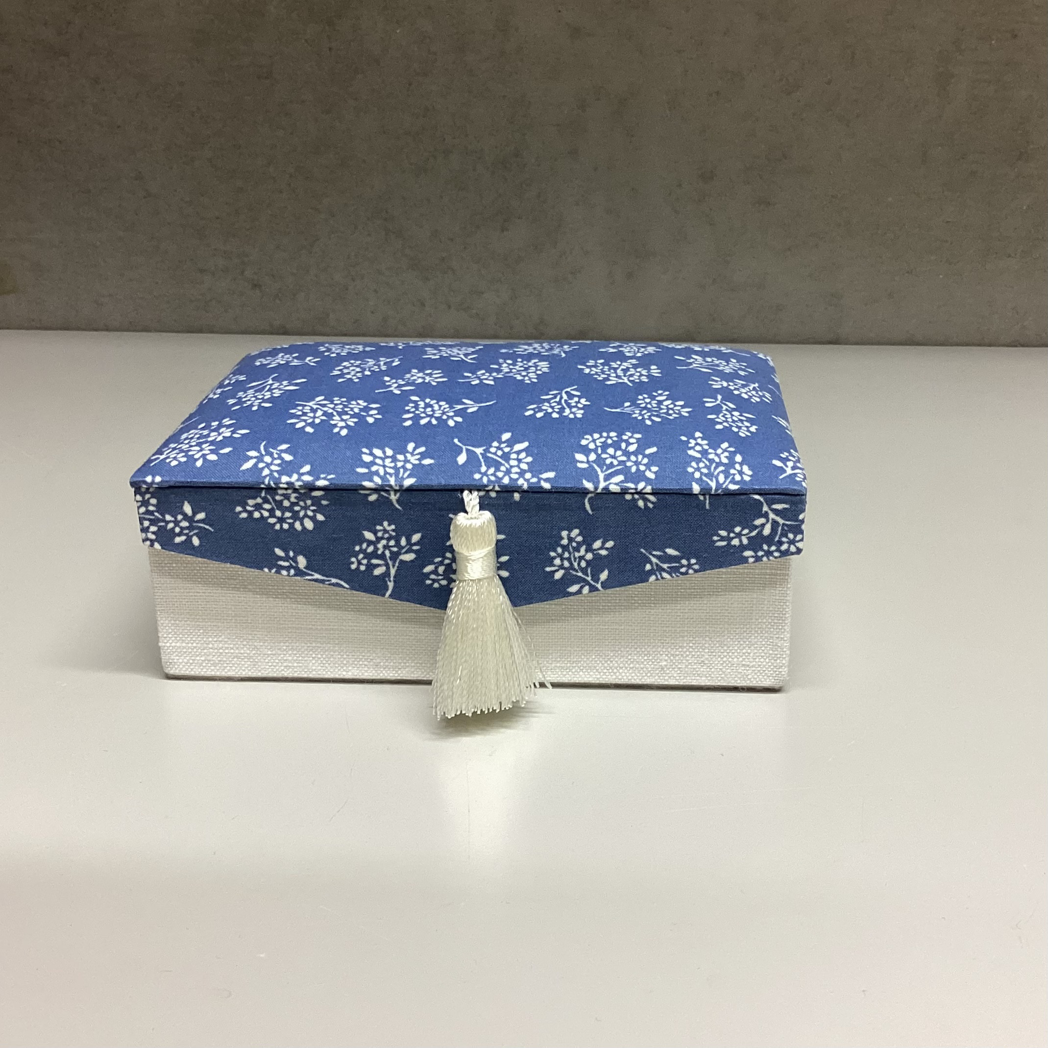 カルトナージュミニ裁縫箱 フランストワルドジュイ柄です ブルー