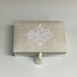 カルトナージュの小箱  ミニタッセル付き　フランス布 3枚目の画像