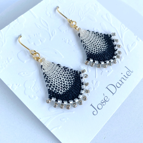 No.290 チェコビーズ 黒のグラデーションピアス ハンドメイド ビーズ