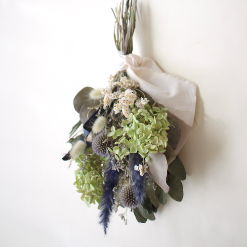 スモークツリーとルリタマアザミ、エリンジウムのナチュラルスワッグ スモークツリーとルリタマアザミ、エリンジウムのナチュラルスワッグ