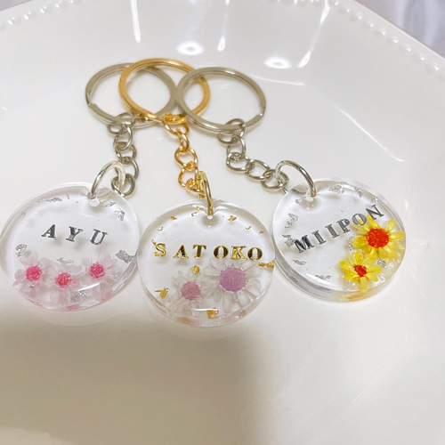 ハンドメイド⋈*。【名入れ】スターフラワー＊レジンキーホルダー 