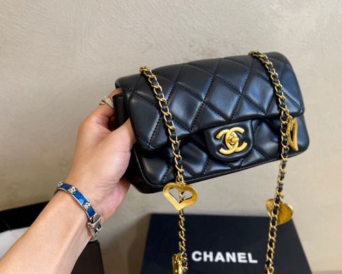 【超希少なブラック文字】CHANEL★ショルダーバック 希少なブラック文字がお洒落】CHANEL☆ハンドバッグ☆スモール