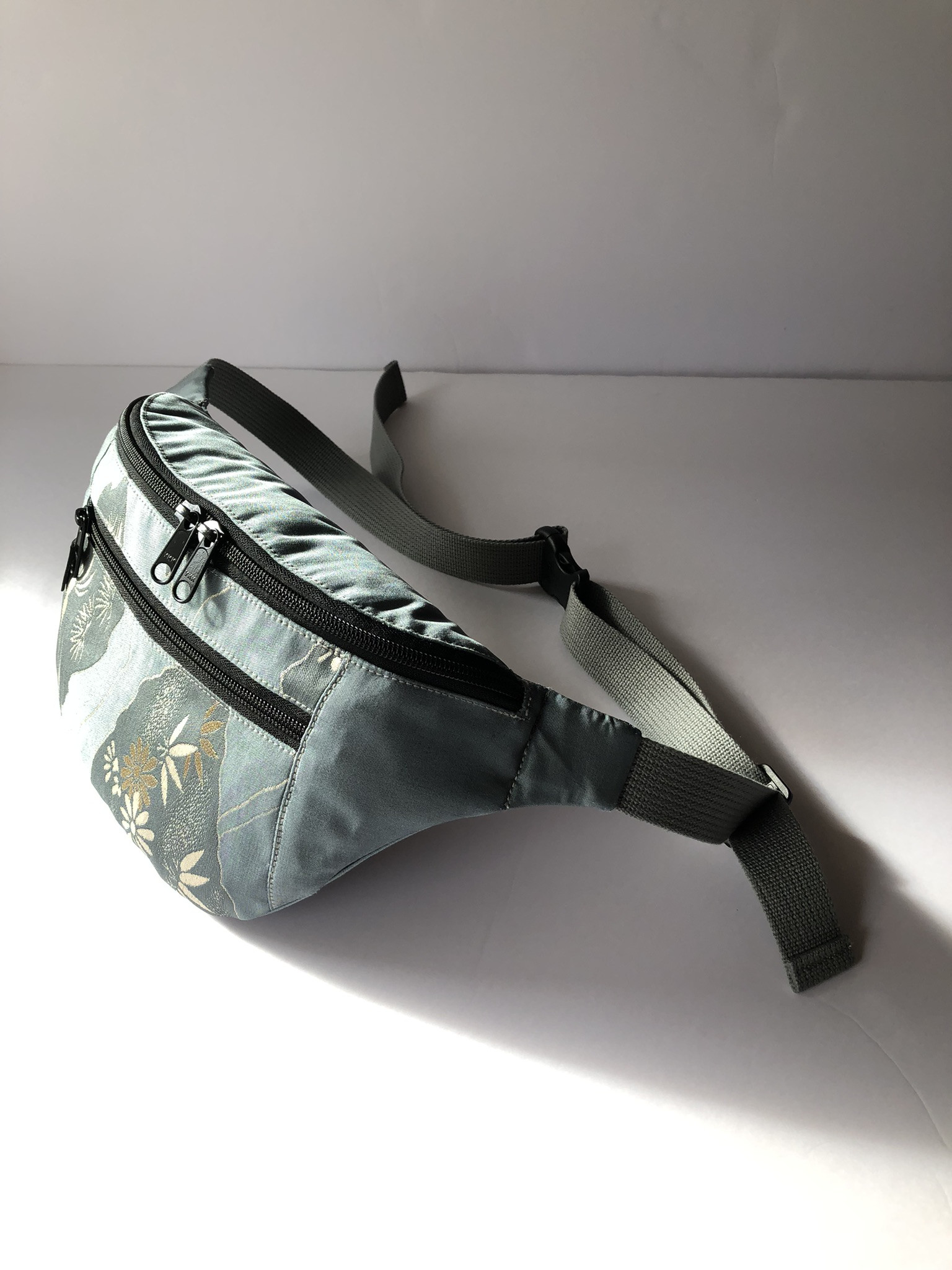 ✨帯リメイク　　ウエストバッグ　ブルーグレー　シルバーゴールド刺繍　一点物 10,350円
