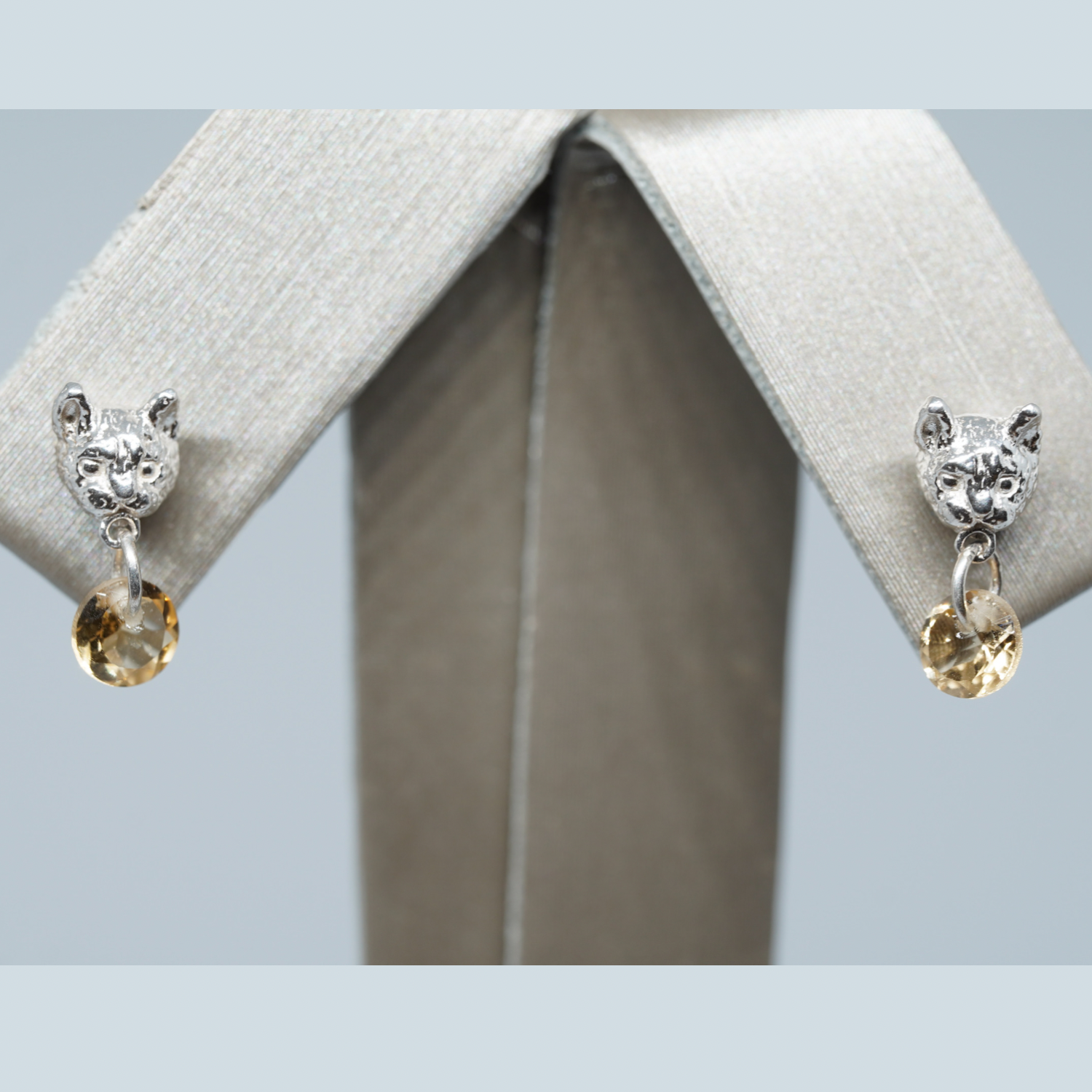 レモンクオーツを咥えている猫のペアピアス