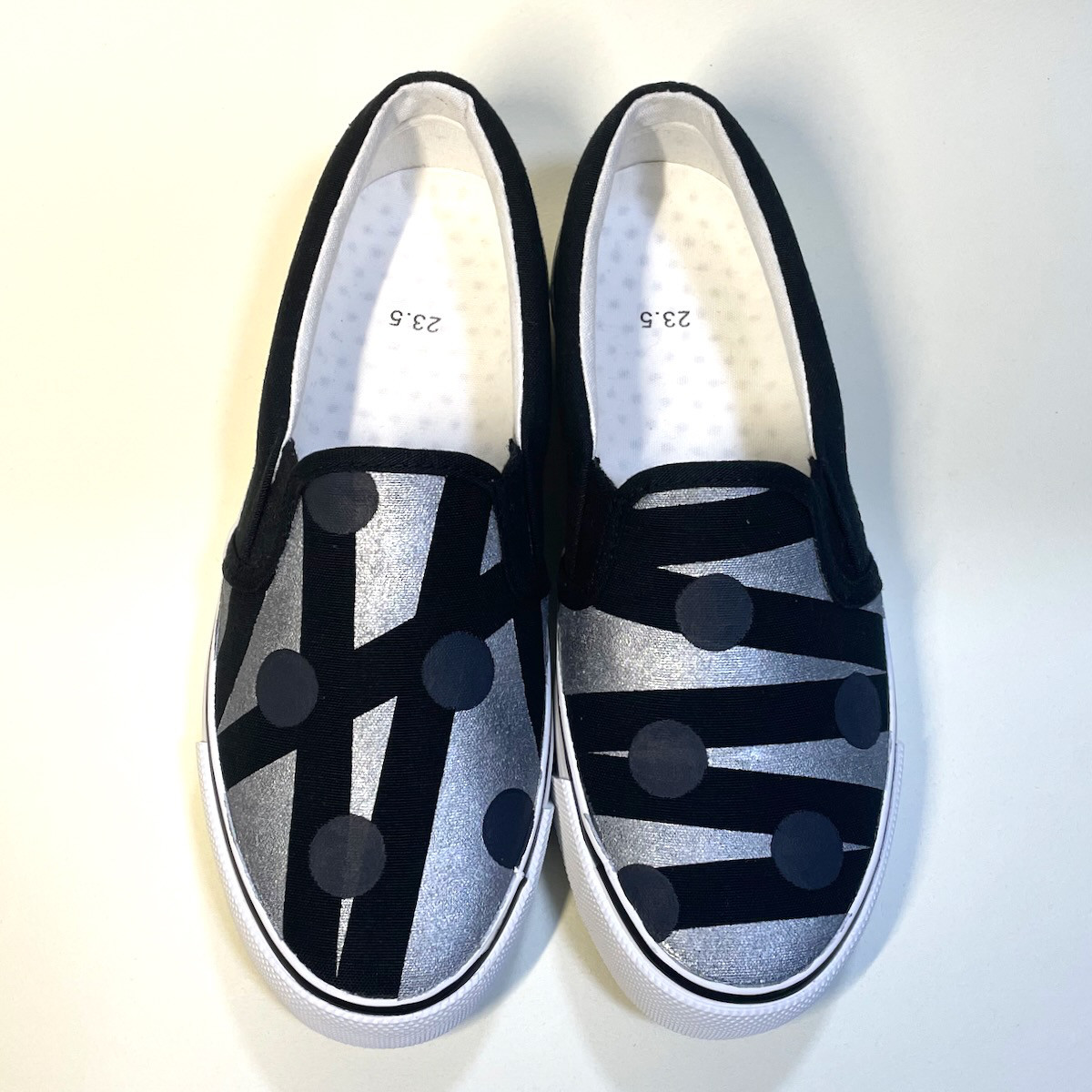 黒い水玉と黒ラインのジオメトリックスリッポン(x シルバー) 撥水加工ver. 22.0cm〜29.0cm