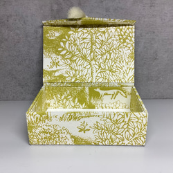 カルトナージュの小箱  ミニタッセル付き　フランス布 2枚目の画像