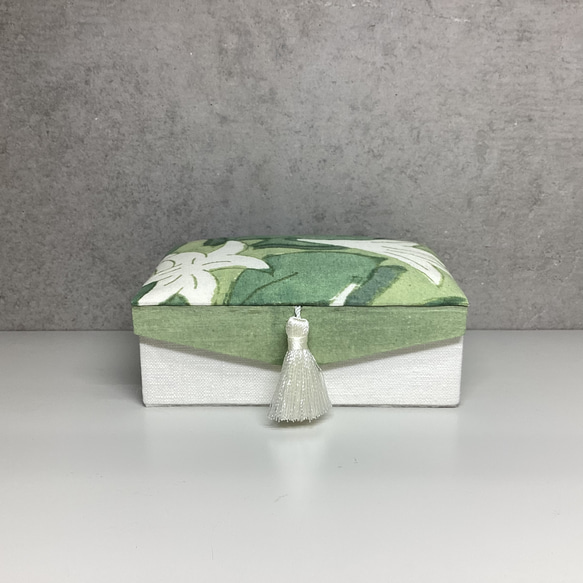 カルトナージュの小箱  ミニタッセル付き　インド綿 2枚目の画像