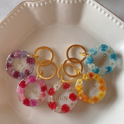 ハンドメイド＊名入れ＊お花ラウンド型のレジンキーホルダー＊4色