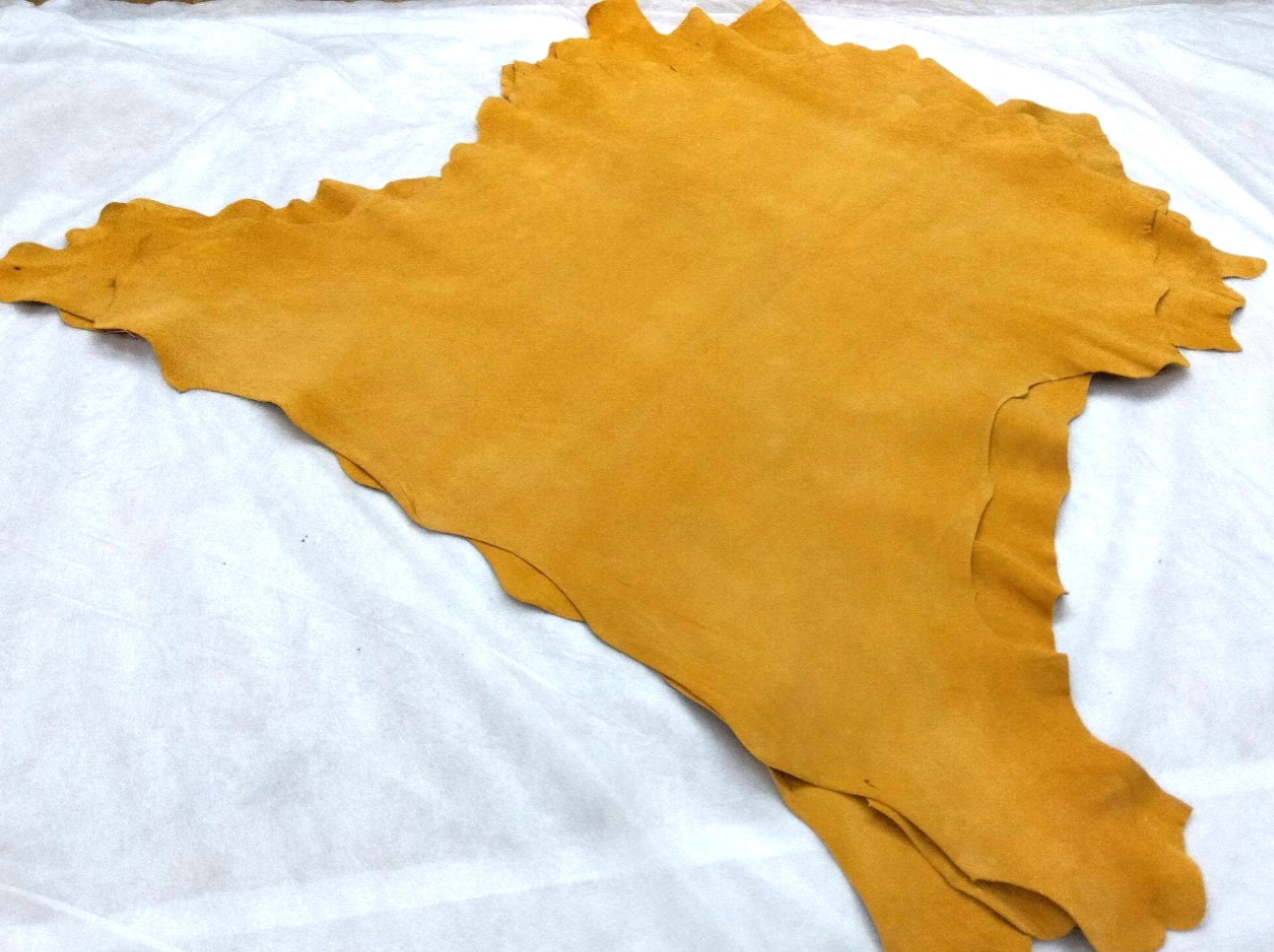 シープシルキースエード（起毛革）#407 革の厚み0.9mm前後 革の大きさ50デシ前後 1枚革