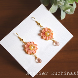 [Tsumamizaiku] [手工染色] 波斯菊和捷克珠子耳環 第1張的照片