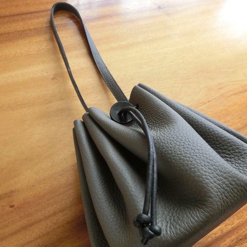 vasic アッシュグレーカラーレザー巾着バッグ（VASIC New York