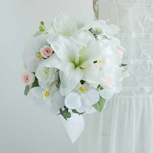 ゆり・胡蝶蘭・バラ【ブートニア付き】正統派ウェディングブーケ 前