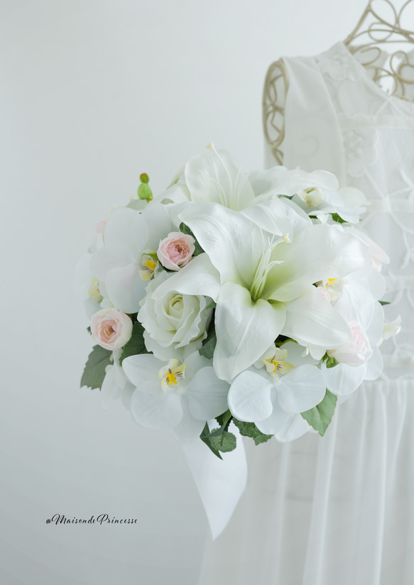 ゆり・胡蝶蘭・バラ【ブートニア付き】正統派ウェディングブーケ 前撮り 挙式 二次会 アーティフィシャルフラワー 3枚目の画像