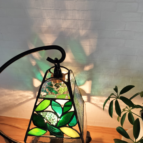 注文制作【リーフのテーブルランプ】ステンドグラス 癒されるランプ