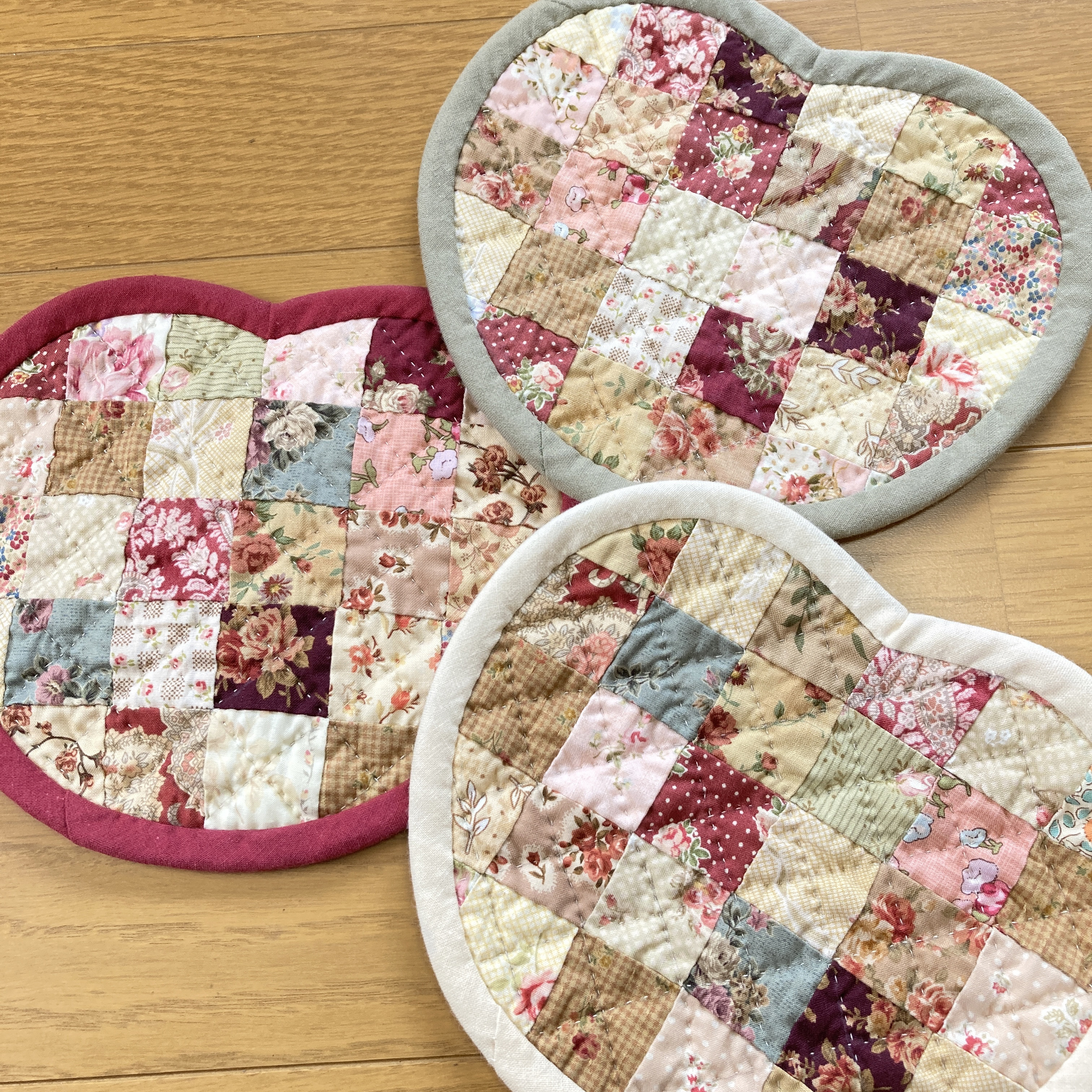 パッチワークキルト　ハートモチーフのタペストリー