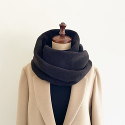只要戴上它，你就會看起來很時尚♪ 輕盈溫暖的羊毛圍巾，黑色，素色，男士，女士，男女皆宜 第5張的照片