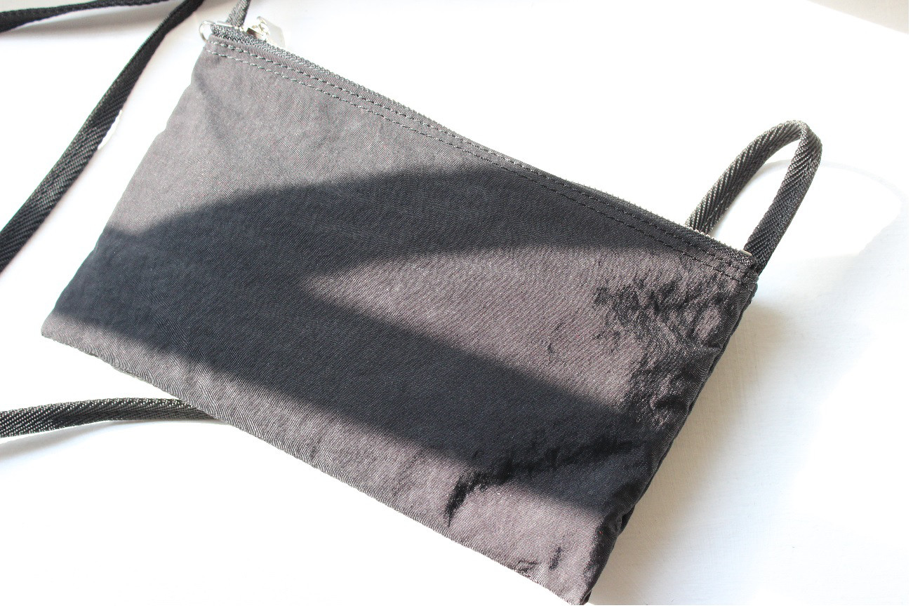 モノが分けやすい２つのファスナーポケット＋長財布がジャストで入るサコッシュ/スマホショルダー/日本製