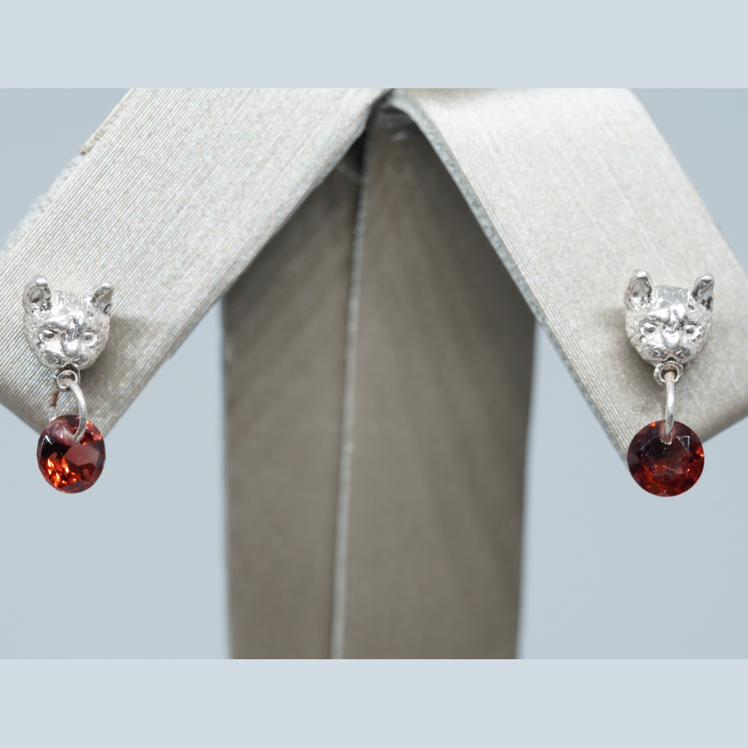 ガーネットを咥えている猫のペアピアス