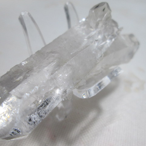 水晶ポイント　原石　虹入り 楽天市場】虹入り レインボー 水晶 ポイント 六角柱 【約131.8g
