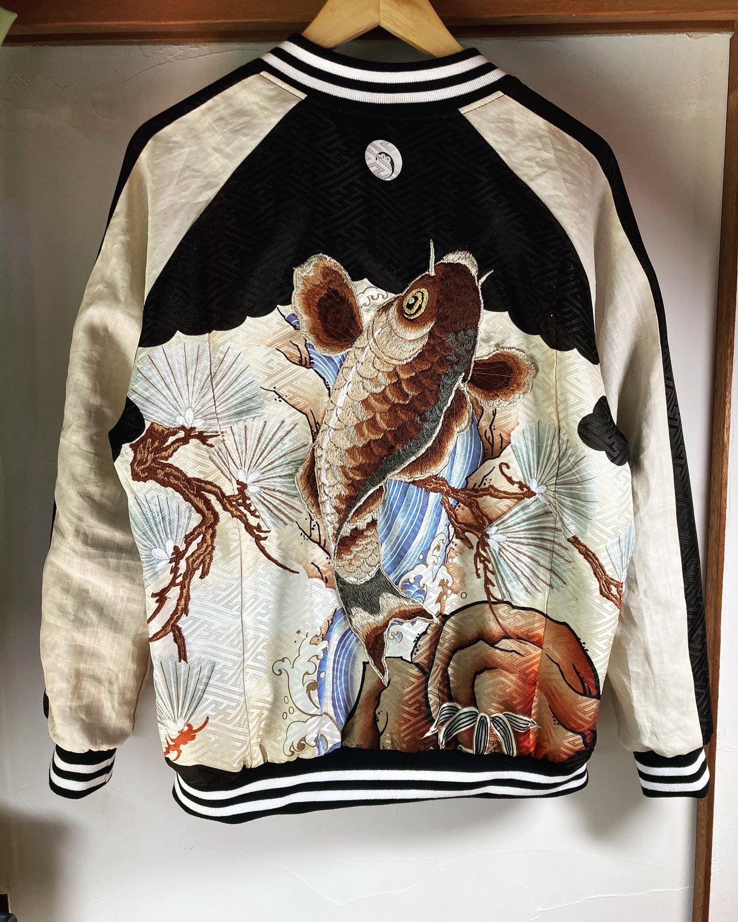 着物リメイク スカジャン 着物リメイクスカジャン リバーシブル 鯉の刺繍 横振り刺繍 産着