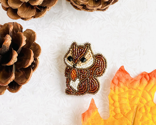 専用★リスザル　スローロリス　ビーズ刺繍ピアス　アニマルハンドメイドアクセサリー 受注生産》ビーズ刺繍・動物シリーズ耳飾り・シマリスピアス