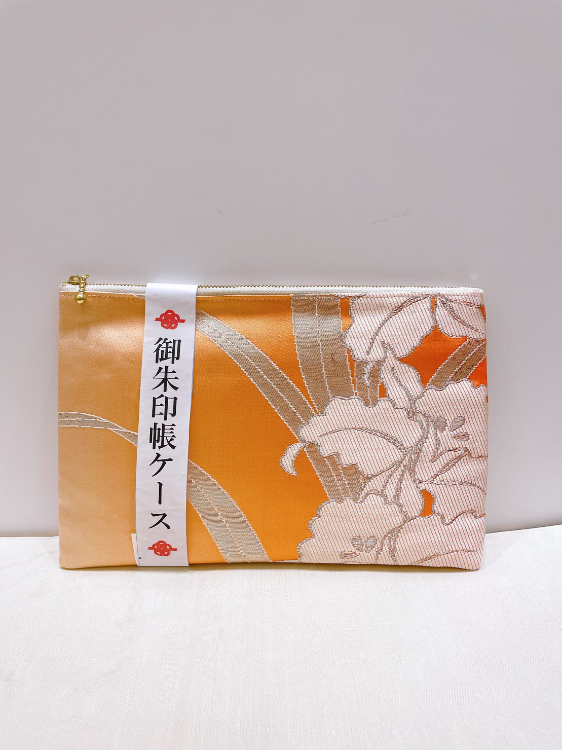 着物　御朱印帳ケース　和柄　オレンジ　白　カトレア　フラットポーチ　アップサイクル　帯　シルク